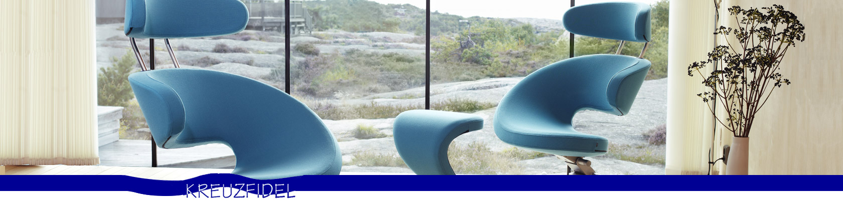 Bild von zwei blauen, ergonomischen Kreuzfidel Stühlen vor dem Fenster