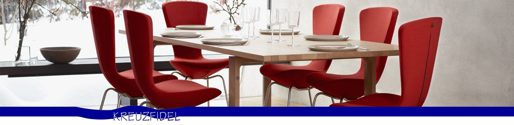 Headerbild von sechs roten Stühlen um einen eckigen Esstisch