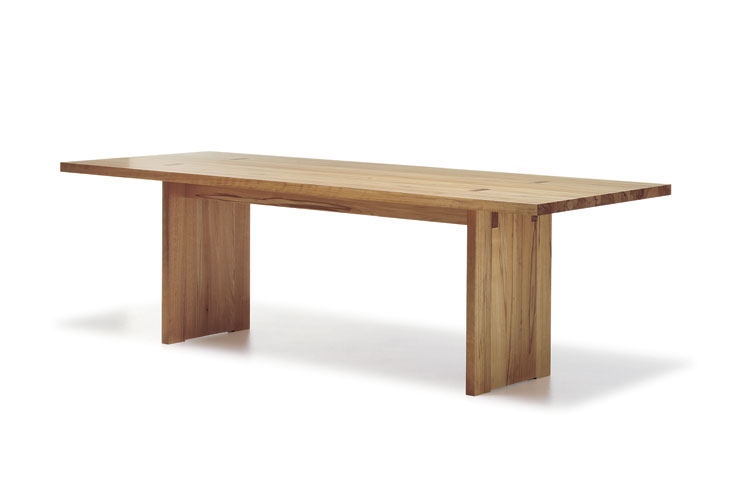 Massivholzmöbelstück als länglicher Tisch aus der Holzmanufaktur