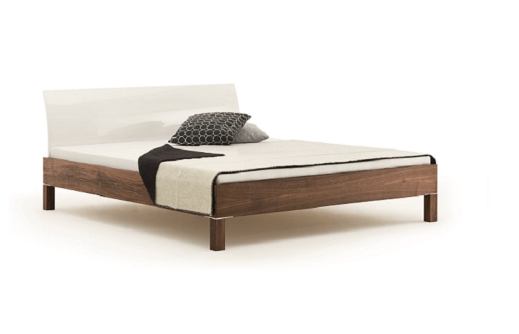 Bett aus Massivholz von der Holzmanufaktur mit Headboard und Kissen