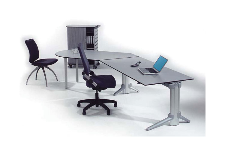 Großer Schreibtisch mit Rundung an einer Seite und zwei Bürostühlen
