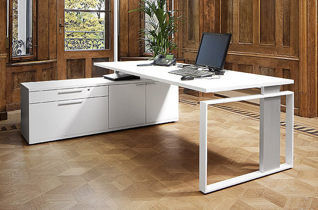 Raum mit weißem Schreibtisch und integriertem Schubladenschrank