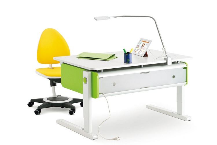 Weißer Schreibtisch grünen Farbakzenten, dahinter gelber Bürostuhl