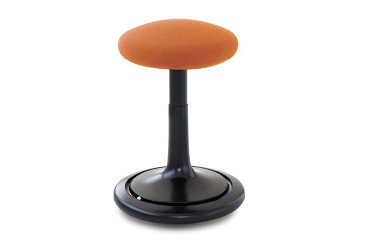 Schwarzer ongo-Hocker mit orangener Sitzfläche