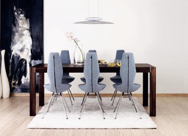 Sechs graue Stühle, die im Esszimmer um einen Holztisch stehen